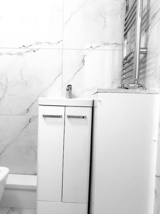Ensuite With Kitchen Modern Large Double-bed In Zone 2